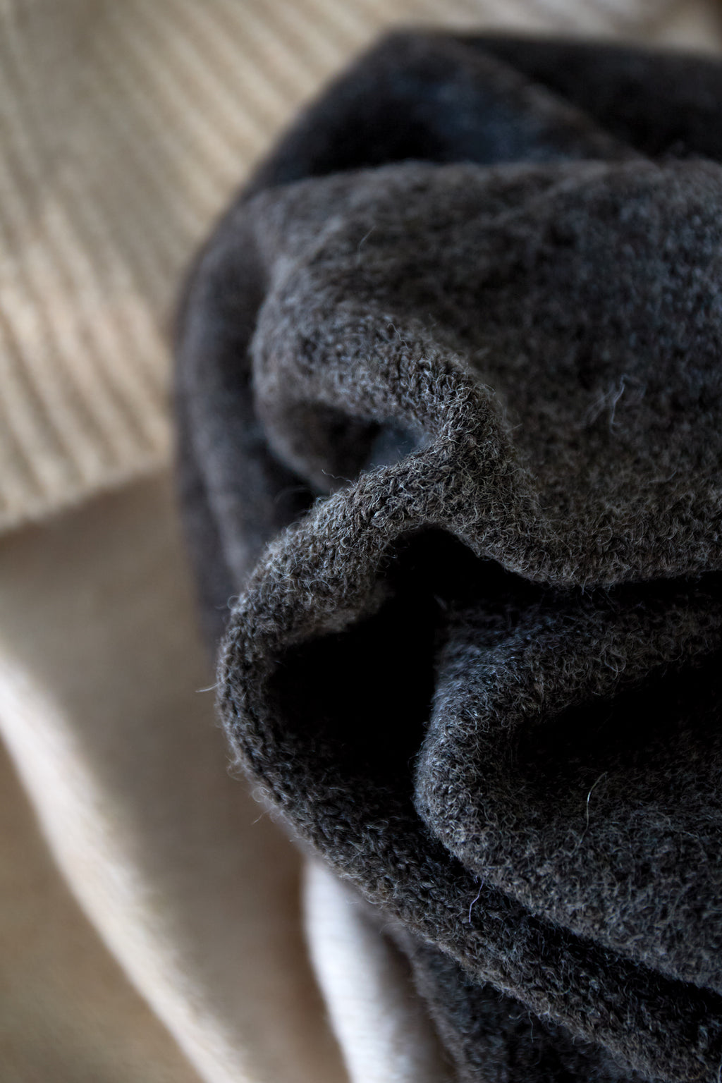 Suéter básico con hombros descubiertos