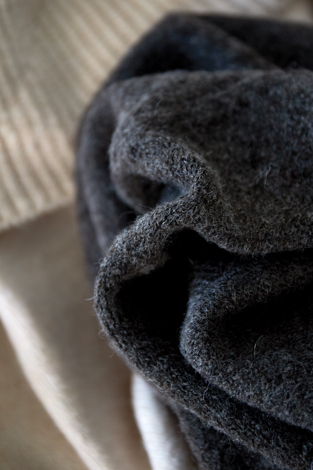 Suéter básico con hombros descubiertos