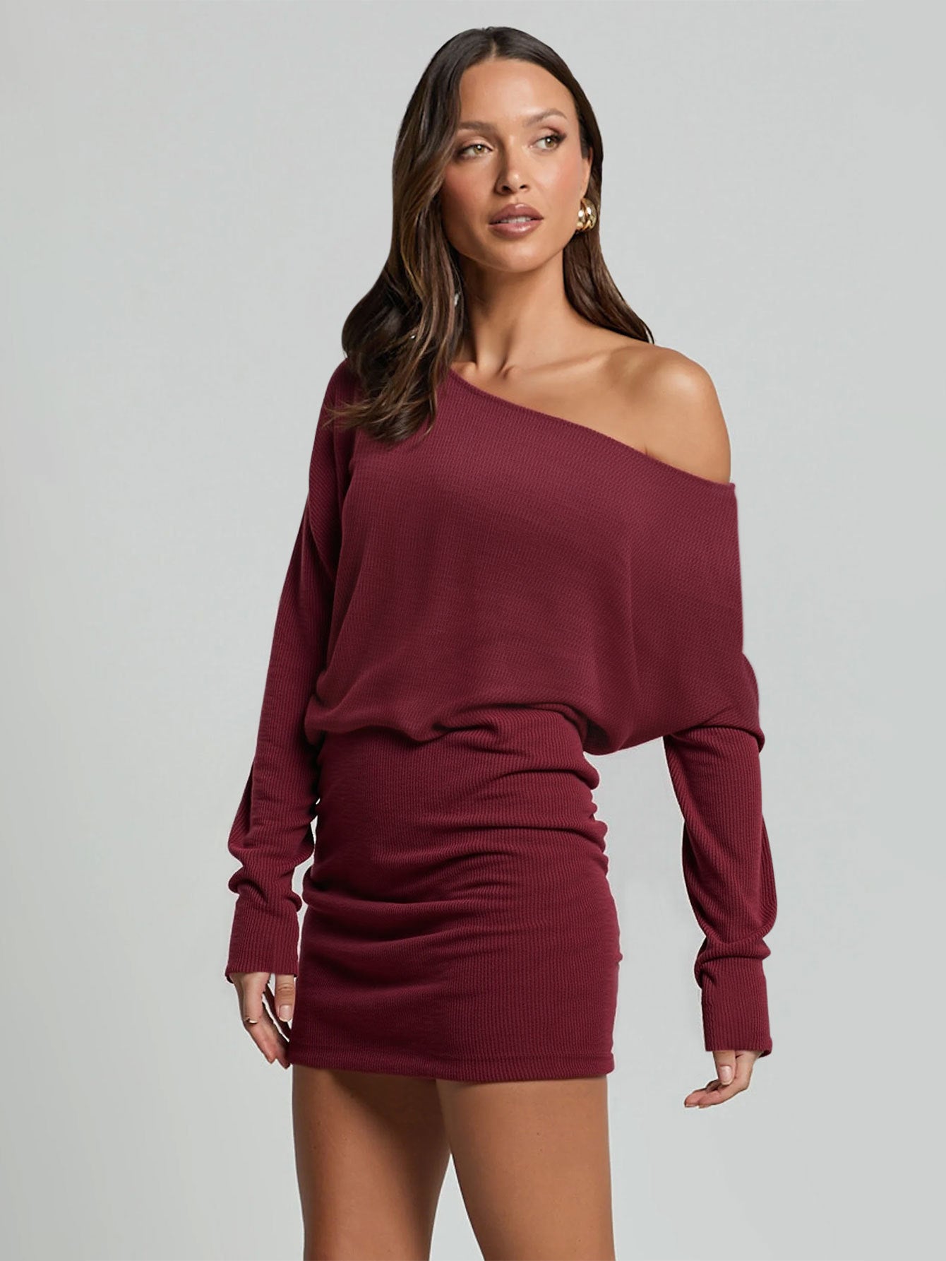 Vestido ajustado con hombro descubierto