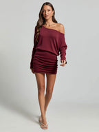 Vestido ajustado con hombro descubierto