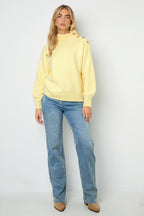 Suéter con botones en el hombro